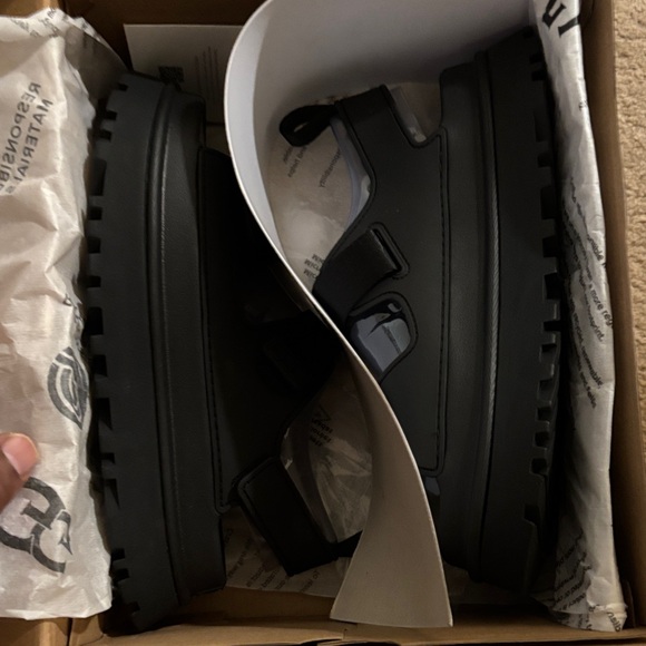 UGG women’s Black Sandals - Picture 1 of 3